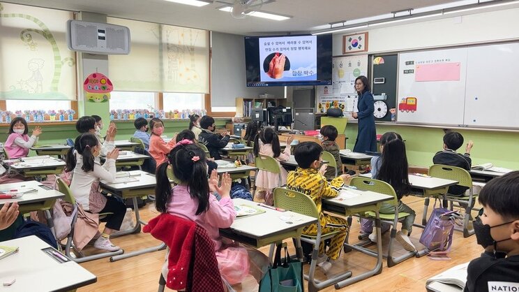 韓国の仁川にある小学校の教室で学ぶ子供たち