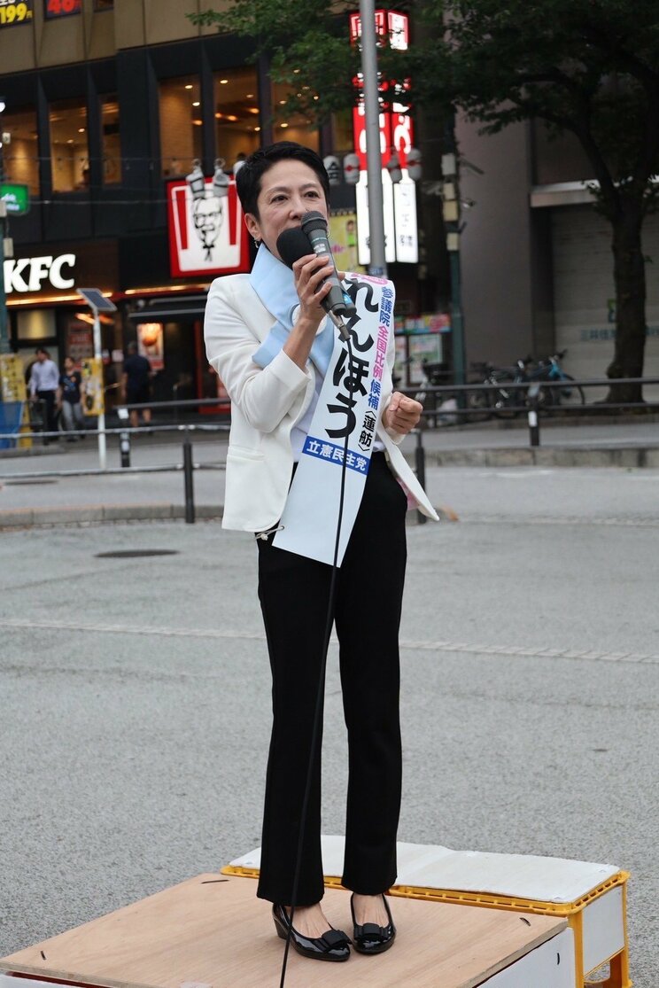 7月11日、中野駅前にて演説をする蓮舫氏（撮影／集英社オンライン）