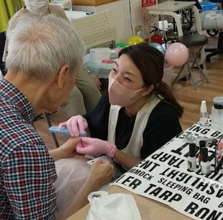 高齢者にネイルの施術をする吉岡つかささん（https://www.instagram.com/t.carelovebeauty/）