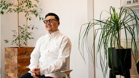 「世界のこんまり」はいかに片づけに目覚めたのか？  夫・川原卓巳が明かす「一番最初に捨てるべきもの」