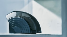 家庭の「テレビの音がうるさい！」問題を解決。“音のバリアフリー”実現で大ヒットを記録する「ミライスピーカー」とは？ 「聞こえやすさ」への飽くなき追求