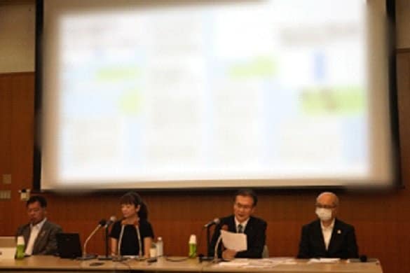 関係者のチャット内容をスライドで大写しにして行われた鹿児島県医師会の会見
（※編集部の判断で画像を一部加工しています）