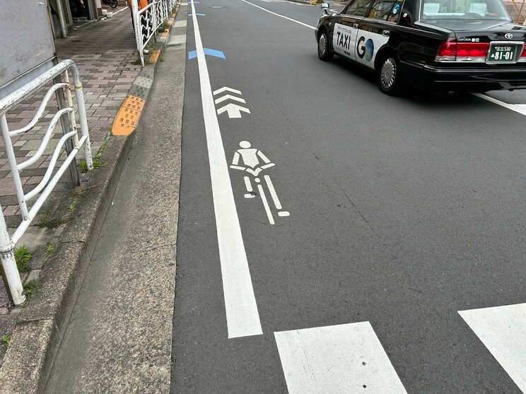 道路交通法上、自転車は軽車両と位置づけられているため、歩道と車道の区別のあるところは車道通行が原則　写真／集英社オンライン