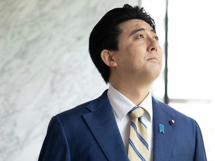再現度が高すぎる安倍晋三元首相のものまね芸人・ビスケッティ佐竹さん 