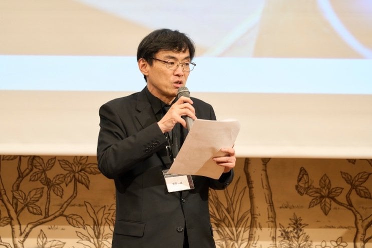 昨年の藤澤一就一門の成績報告を行う藤澤一就八段（©︎藤澤一就一門後援会）