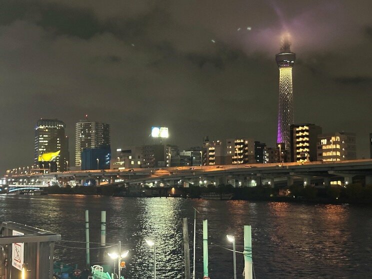 蔵前から望む隅田川とスカイツリー。その眺望から、川沿いのテラス席がある店は連日長蛇の列だという(撮影/集英社オンライン)