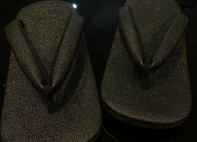 菱屋に依頼して作った当社オリジナル草履(限定販売品)。