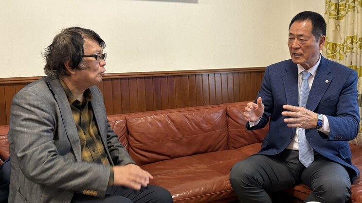 中畑氏（右）と『労組日本プロ野球選手会をつくった男たち』の著者、木村元彦氏（左）