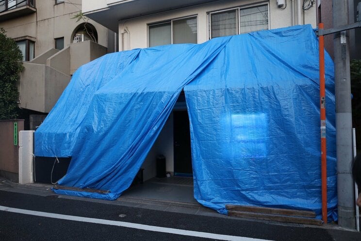 谷本容疑者が住んでいた部屋がある寮にはビニールシートが（撮影／集英社オンライン）