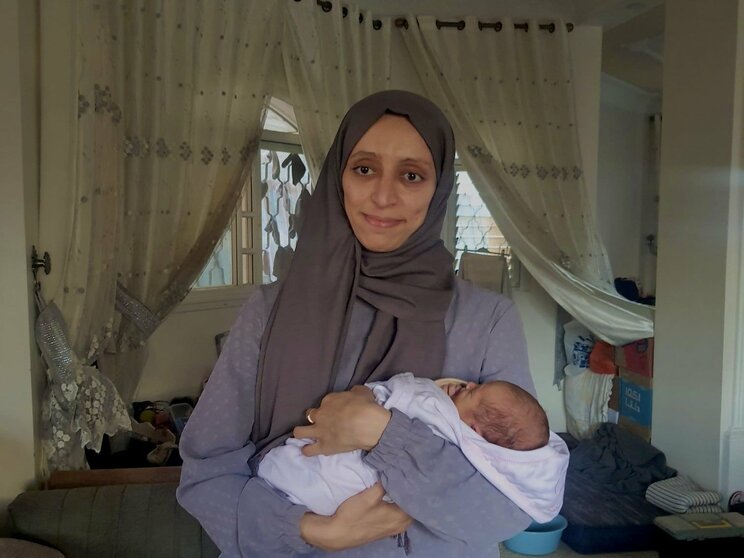 避難生活中に出産したイスラさんと赤ちゃん　（写真提供＝イスラさん）