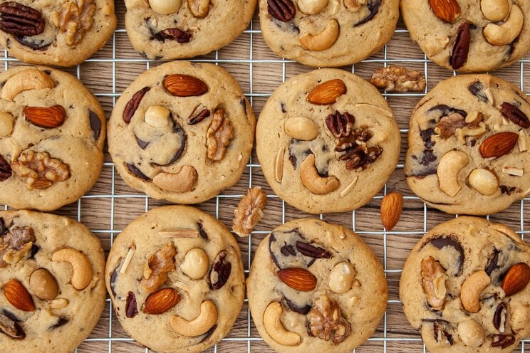 「快眠のためにお菓子を食べる」という意外な対策…眠りの質を上げるのはバナナやナッツのお菓子、反対に寝つきを邪魔するのは？_1