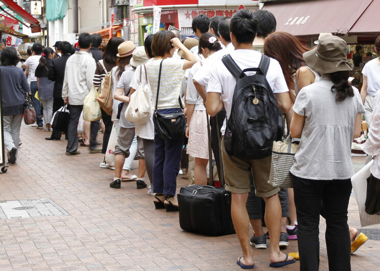 「みんなが並ぶ＝おいしい」と判断して自らも並ぶバンドワゴン効果には、自身で判断する思考コストを省き、かつ自身の判断で選択した結果に失敗することを回避したい心理もあるという。（写真／PIXTA）