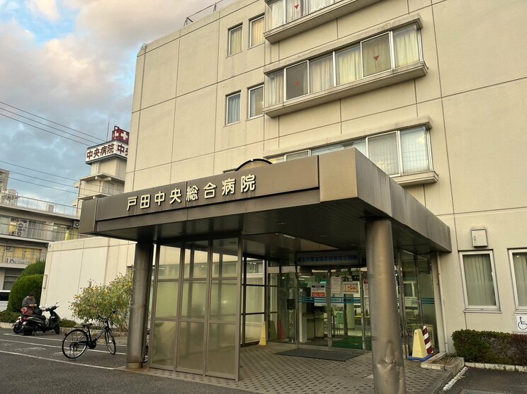 〈埼玉・郵便局拳銃立てこもり〉逮捕された86歳男は刺青と傷跡を見せ、「これ刺されたんだよね〜」と不良アピール。15年前に同居女性がいなくなり粗暴に…アパート火災は計画的犯行か!?_10