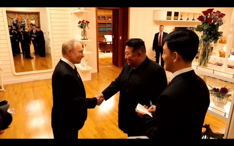 プーチン氏が宿泊する錦繍山（クムスサン）迎賓館で握手する金正恩氏（朝鮮中央テレビより）