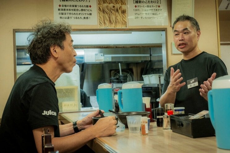 ワッキーさんを救った「越後つけ麺維新」大井町店マネジャーの勝山要さんと談笑。「家族でもよく食べに来てます」