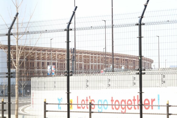 夢洲駅から見える万博会場の木のリング