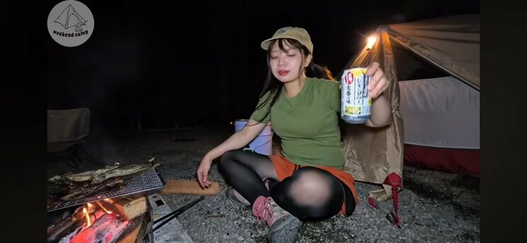 キャンプ中にお酒を飲むりかさん（本人YouTubeチャンネルより）
