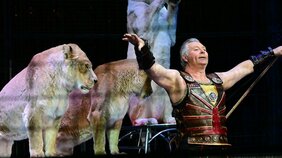 「信頼関係があっても触れない日はある」「週に1度断食させるワケ」…調教師が明かすサーカスのライオンたちの舞台裏。「ハッピーなライオンはハッピーなショーができる」