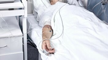 酒飲みながらゲーム配信してたら“膵臓が爆発”でICU行き、全身パンパンの水風船と化した自分に「マジで死ぬよ」と医師が宣告