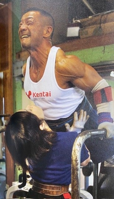 妻・真理子さんの補助のもと、現在もトレーニングに励む合戸孝二さん(写真／本人提供)