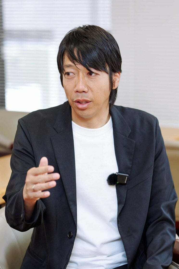 囲碁もサッカーも俯瞰の目が大切な共通点がありそう、と一力さんの話を真剣に聞く中村さん。