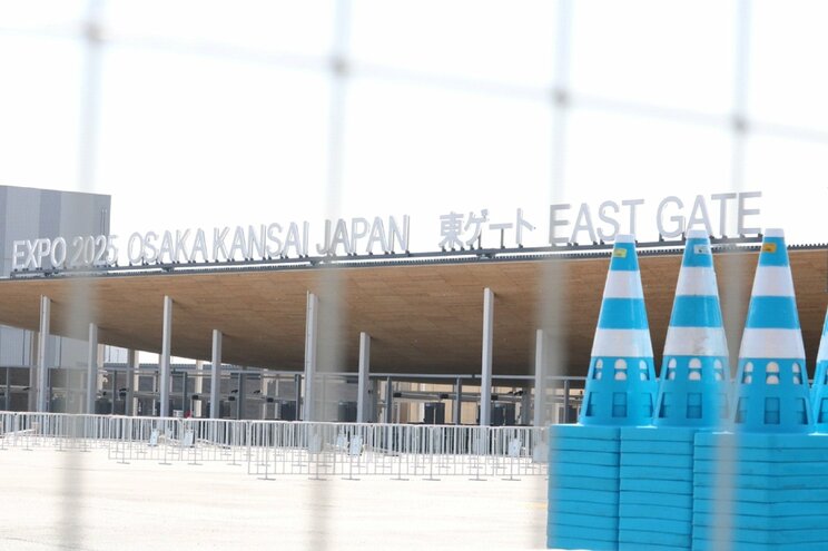 夢洲駅から見える万博会場のゲート（撮影／集英社オンライン編集部）