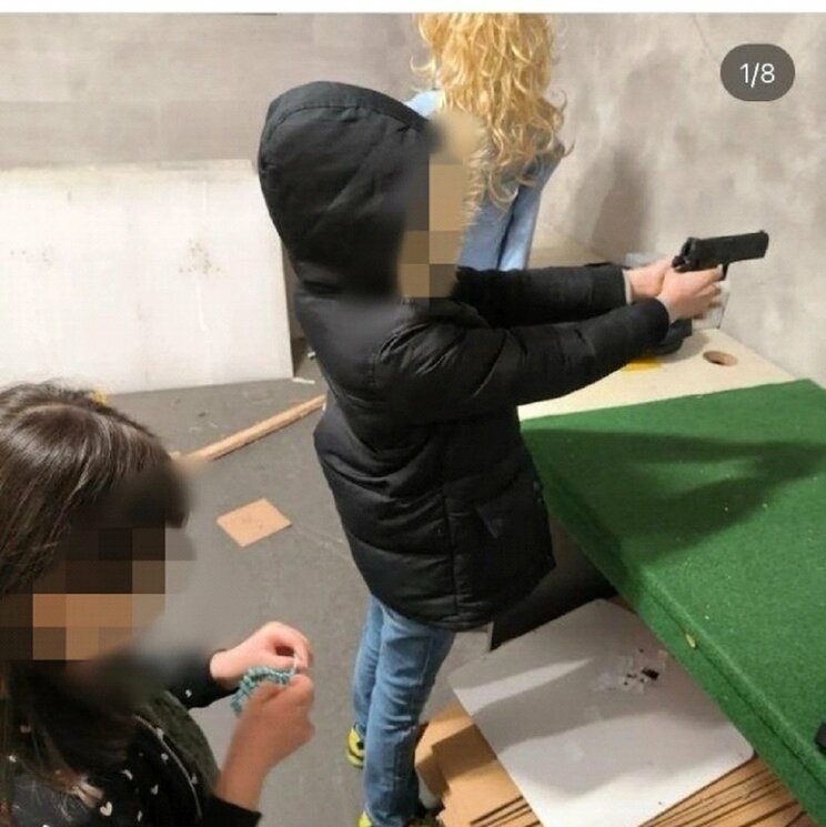 ＤのＳＮＳには子どもにも銃を持たせる姿が掲載されていた（ＤのＳＮＳより）