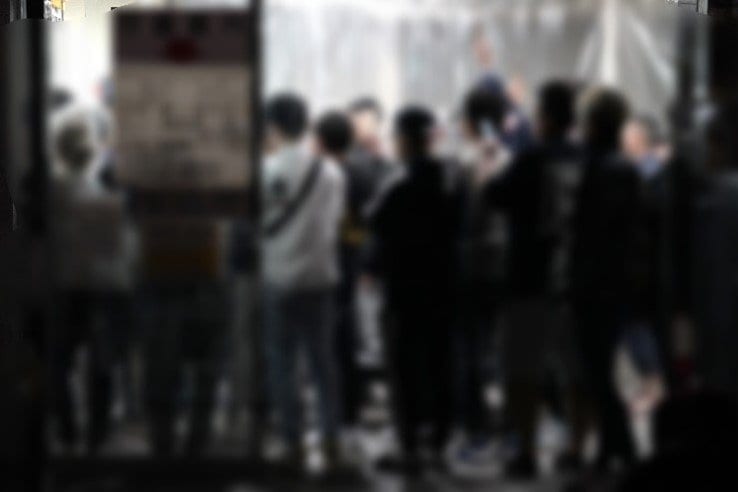 5月3日、臨港警察署に押しかけた家族、親族、友人ら（撮影/集英社オンライン）