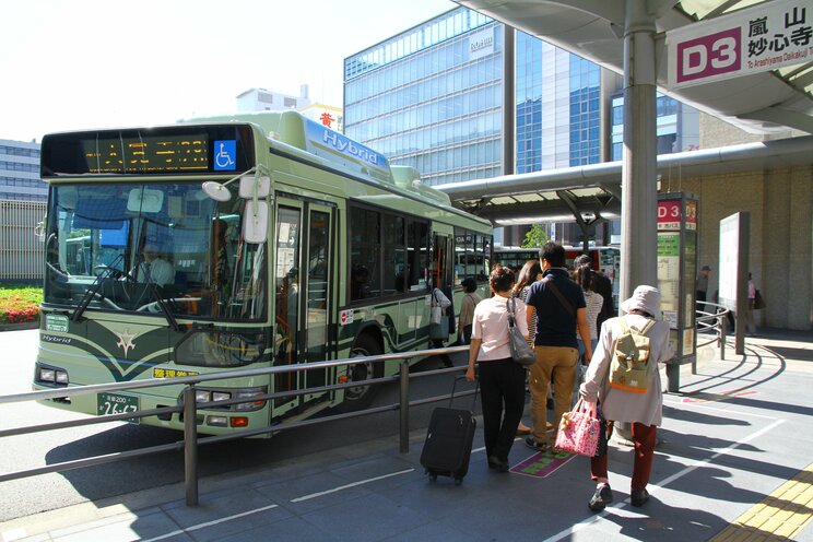 観光客の増加で、住民がバスを何本待っても乗れない事態も起こっている京都(写真/Shutterstock)