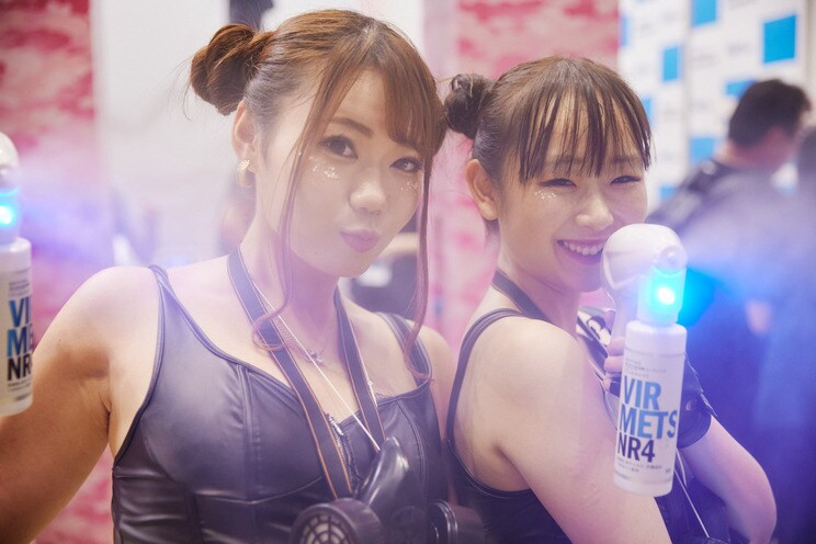 コミケの“激臭問題”ついに解決!?　消臭スプレーを参加者に噴きかけまくる「消臭防衛隊」とは？　レイヤーが参加者に“シューーッ”_12
