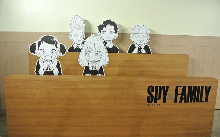 アーニャやベッキー、ダミアンらと一緒に授業が受けられる！？フォトスポットではイーデン校の教室を再現　©少年ジャンプ＋10周年/集英社