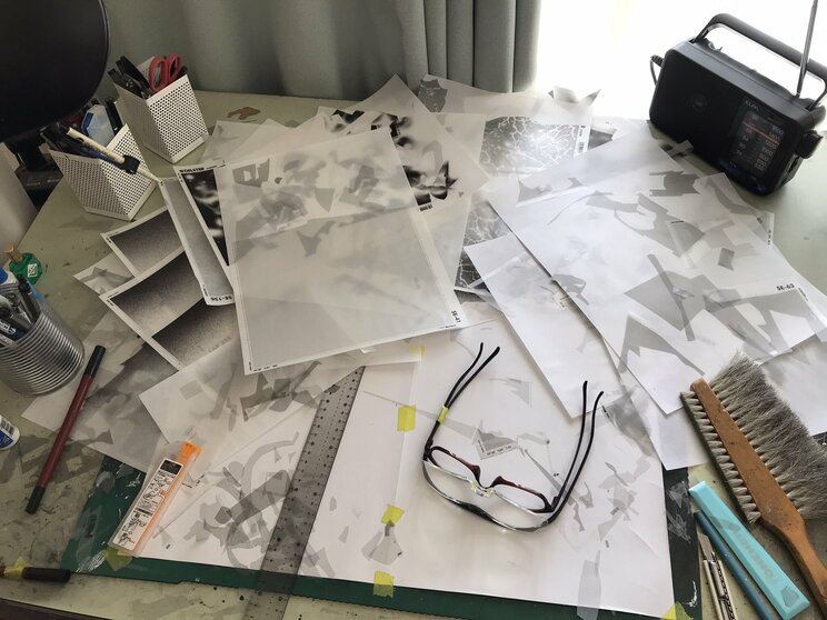 今でも漫画のすべてをアナログで描く穴久保先生の机の様子