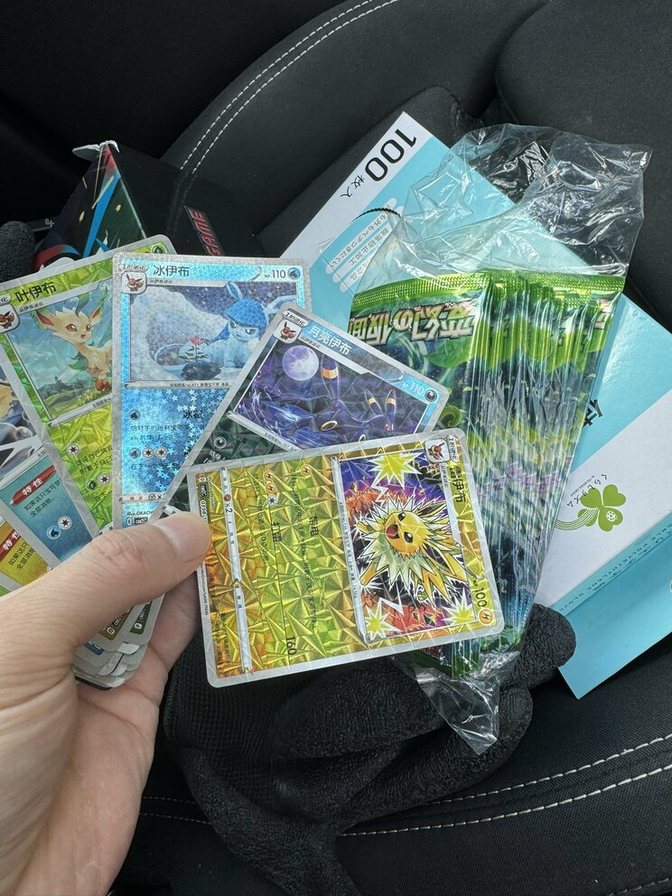 日本語ではないポケモンカードも　キラキラのレアカード？