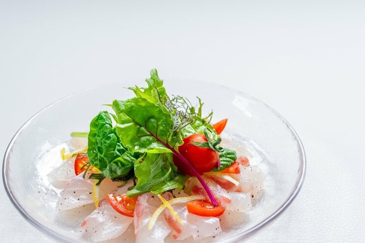 酒の肴にええ一品、その9「カルパッチョ」（写真／PhotoAC）