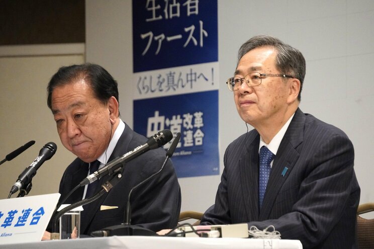 中道の開票センターで並ぶ野田佳彦共同代表（左）と斉藤鉄夫共同代表（撮影／集英社オンライン）