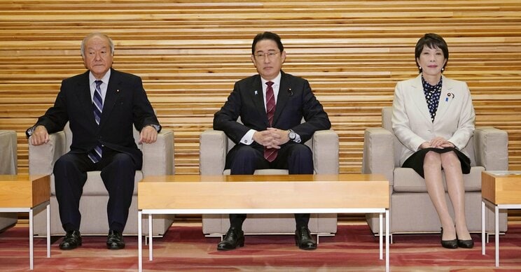 閣議に臨む（左から）鈴木財務相、岸田首相、高市経済安保相　写真／共同通信