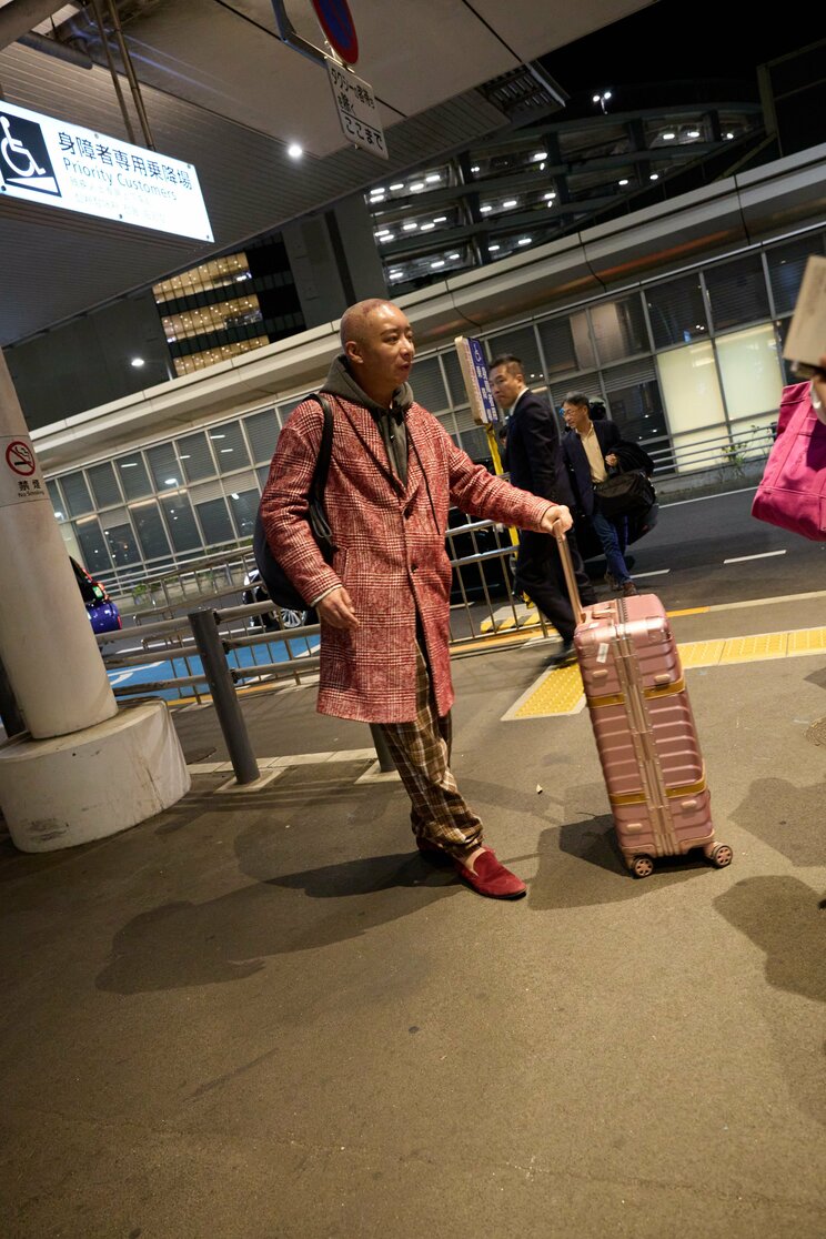 取材対応を終えると満足げな表情で帰路についた