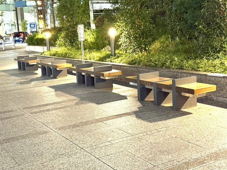 タカシマヤ タイムズスクエア近辺にある仕切りつきのベンチ（撮影／集英社オンライン）