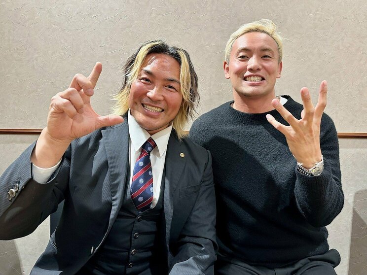 送別会での棚橋とオカダカズチカ（本人SNSより）