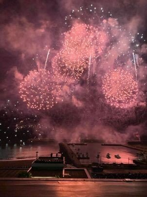 ハイシーズンの夏にも、茅ケ崎漁港に上がる花火を屋上から手軽に楽しめる