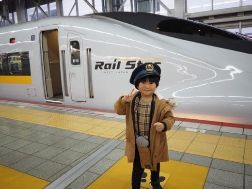 「ひかりレールスター」とパチリ（写真／東京ヴェルディeスポーツ提供）