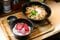 人気のマグロ漬け丼セット（900円）