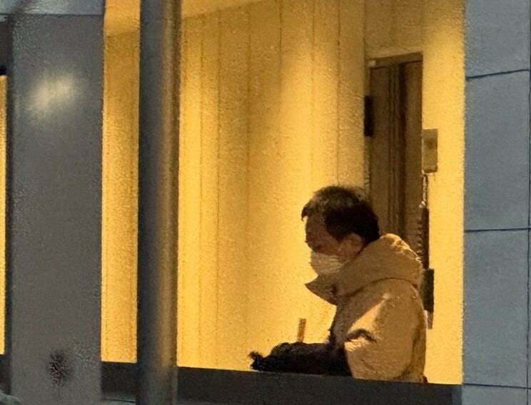 現場を捜査する捜査員（撮影／集英社オンライン）