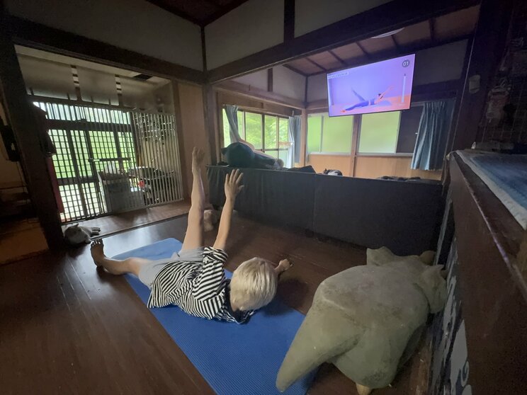 DIYした自宅のリビングで毎朝の日課であるヨガをする松岡さん（写真／本人Xより）