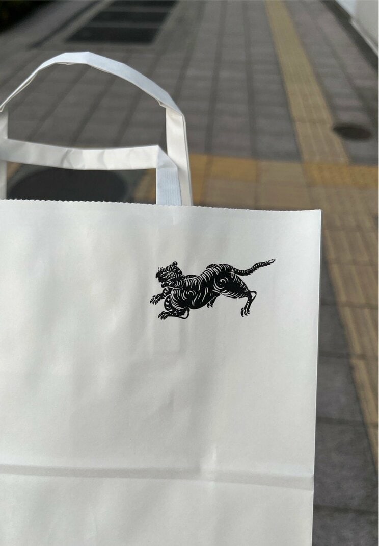 虎屋の紙袋（撮影/集英社オンライン）