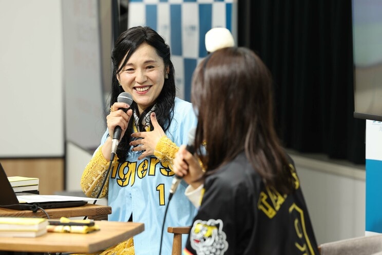 一人で行っても負けた試合は「コメダ珈琲」で反省会をするという牛窪さん（撮影／初沢亜利）