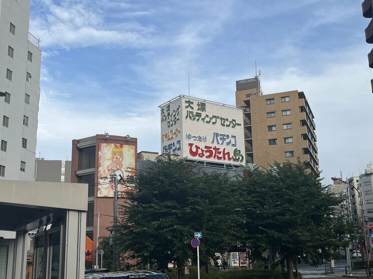 駅前からのぞむ大塚バッティングセンター