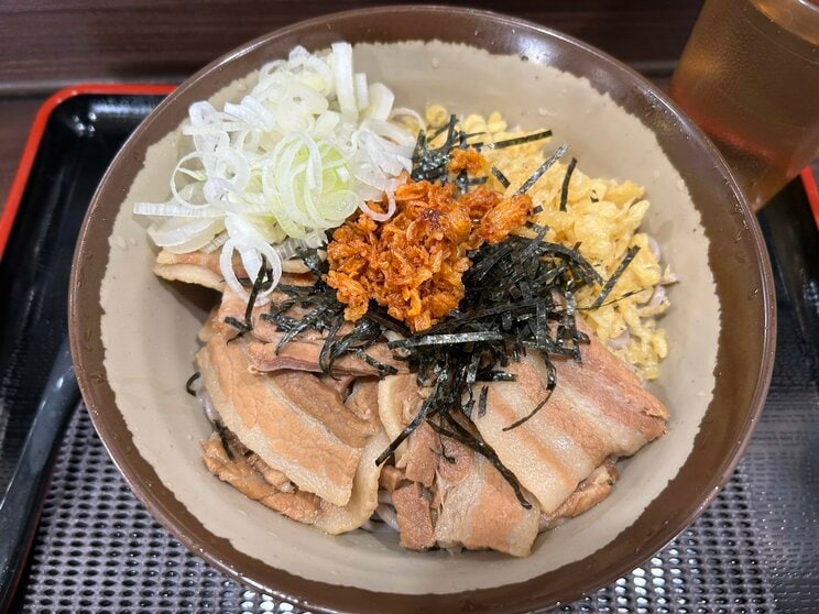 混ぜそばのようにして食べる「冷やしラー油肉そば」（750円）