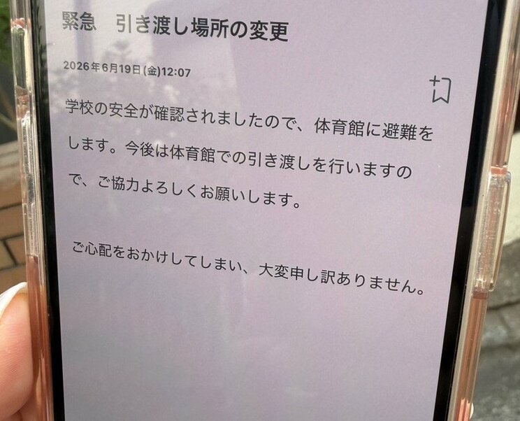 〈北区・小学校火災〉「助けて…」救急搬送された男児が語る火災の恐怖「先生が窓を開けて、しゃがむようにって…」防災頭巾をかぶり校庭では泣き声も「訓練してたから避難はできた」_23