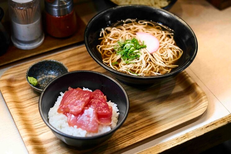 人気のマグロ漬け丼セット（900円）